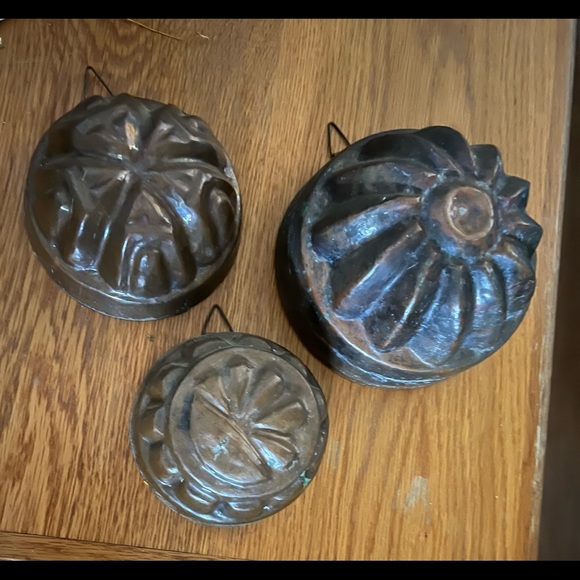 Set of Three Nesting Antique Copper Molds - Picture 1 of 8